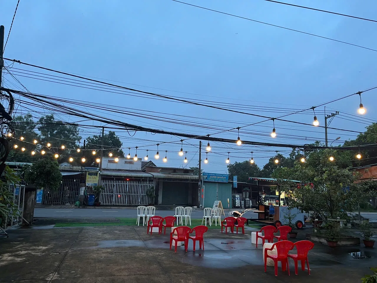Không gian Cafe Xe Kéo buổi tối