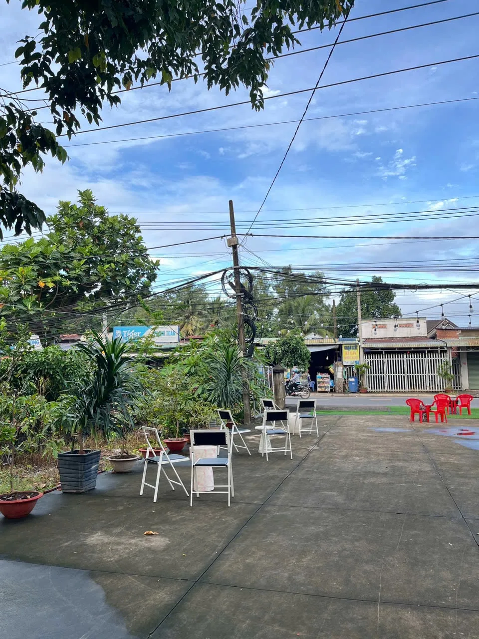 Cafe Xe Kéo nhìn từ bên đường
