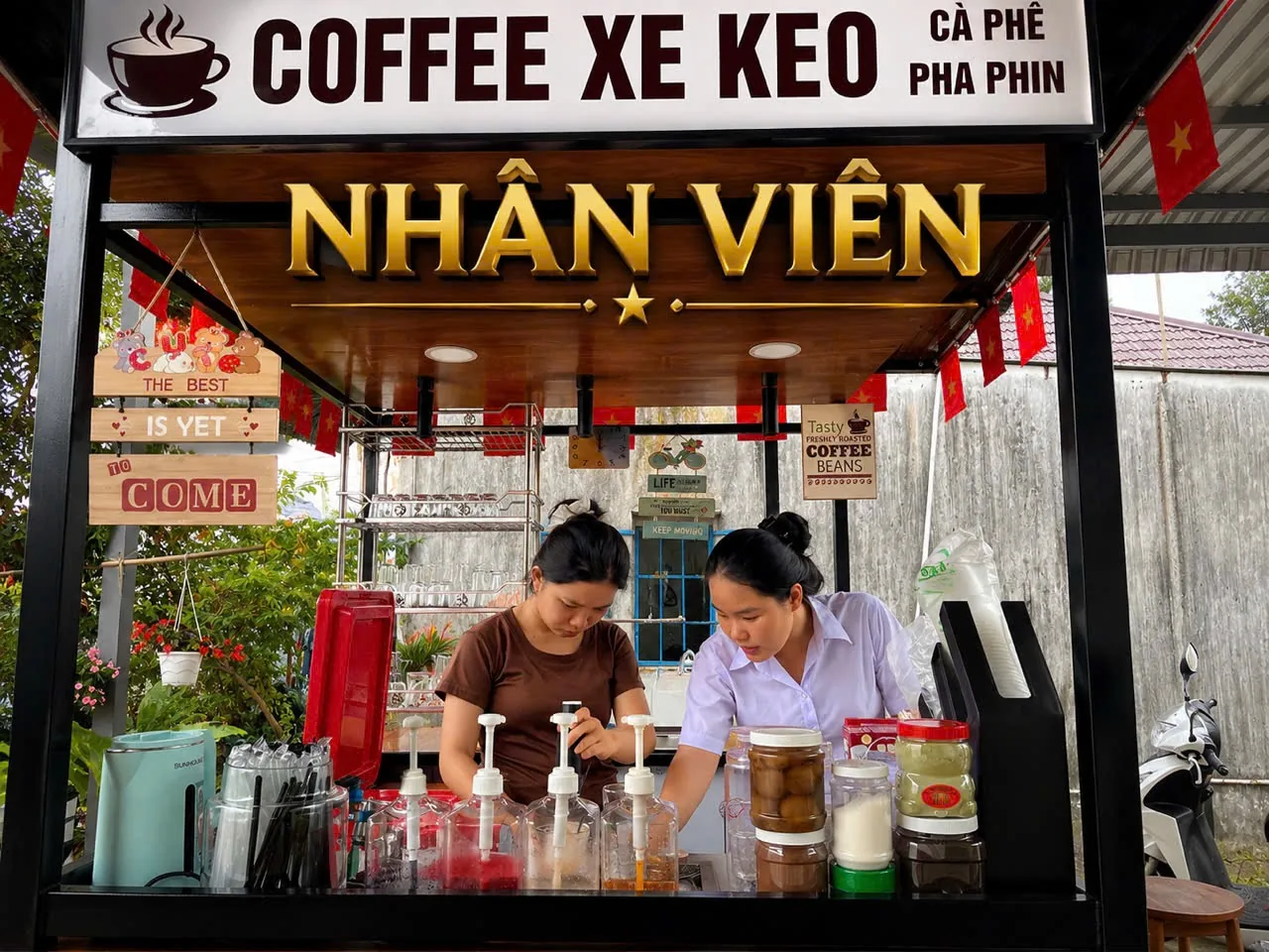 Nhân viên pha chế tại Cafe Xe Kéo